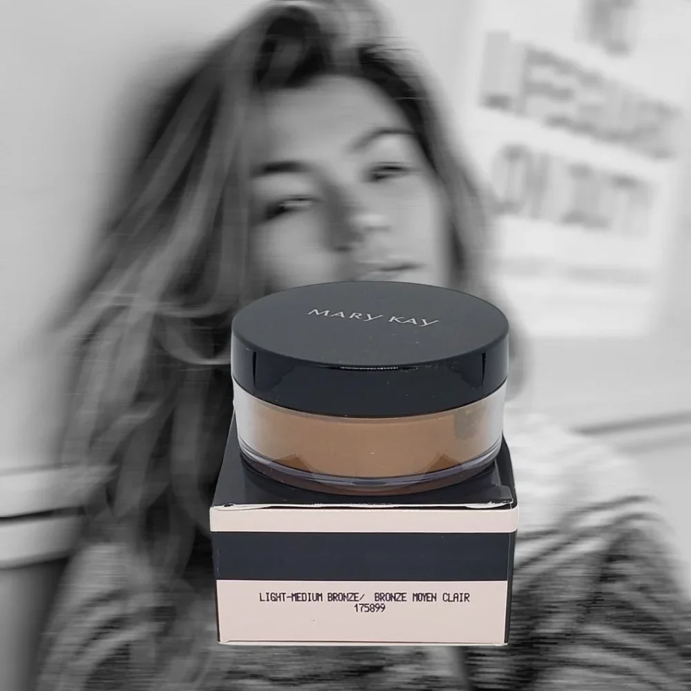 Light-to-Medium Bronze Silky Setting Powder - Mary Kay